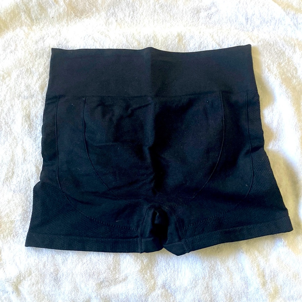 Seamless short, they’re Large but can fit Small or Medium